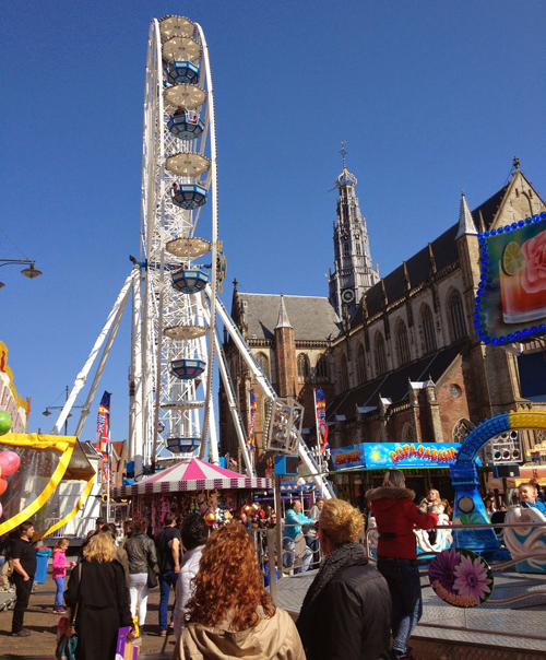 beeld toont kermis op kerkplein in Haarlem