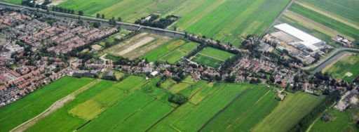 luchtfoto van een dorp in Nederland